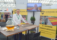 Henk Hanskamp is inventor and creator of urinebank.nl. The dairy farmer has nowhere to go and cow urine - the vase on the table contains apple juice, by the way - is a natural and 'pure' fertiliser. 1 and 1 is 2, 'we should not work against nature but let it do its job' and use precious nutrients effectively.